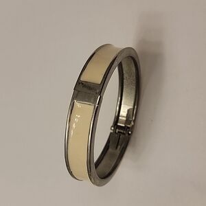 SALE 😍 4/$15 Cream Enamel Silver tone Hinged Bracelet